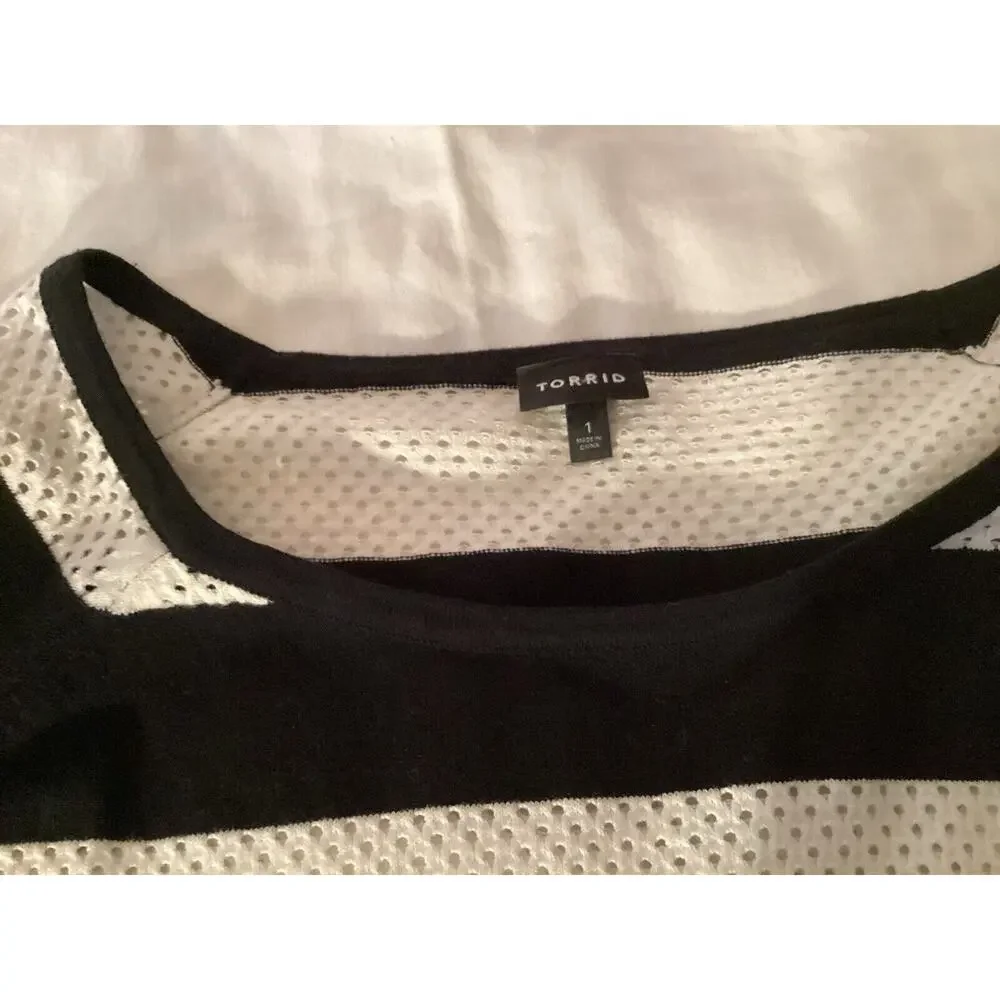 Torrid Top Sweater White & Black Striped Size 1 Plus‎ Lightweight Pullover